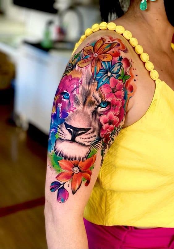 Tatuaggio floreale con leone tatuaggi per le donne