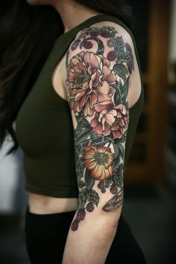 Tatuaggio floreale sulla manica