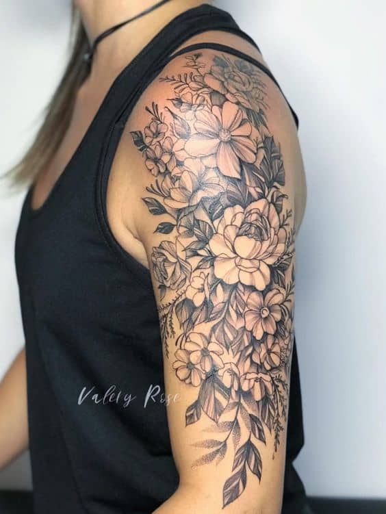 Tatuaje floral en la parte superior del brazo para mujer