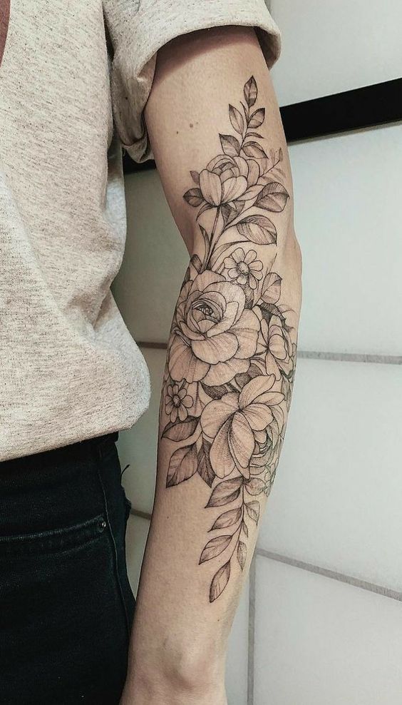 Tatuaggio a fiore sull'avambraccio