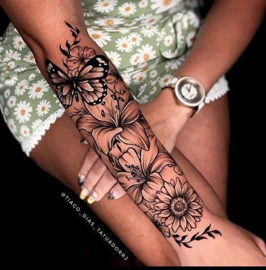 Manga de tatuaje de flores y mariposas para mujer