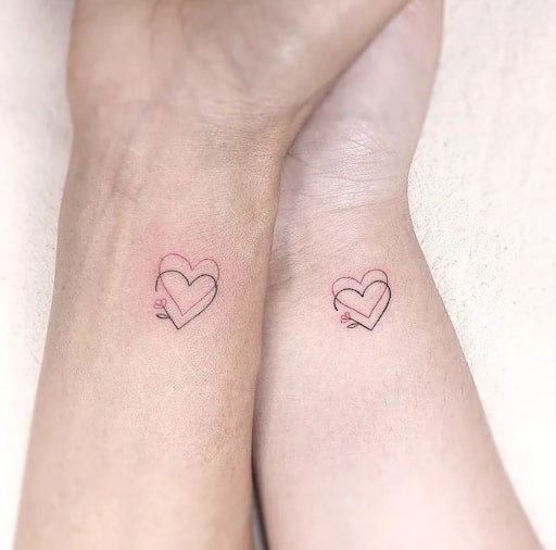 Tatuaje de corazón para hermanos