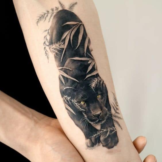 Tatuaje de un jaguar en el brazo