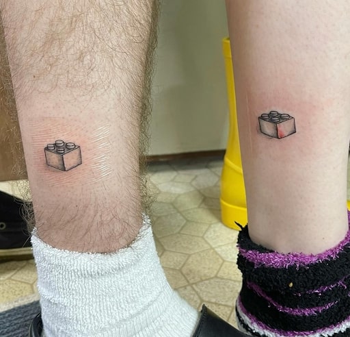 Tatuagem de irmão e irmã Lego a condizer