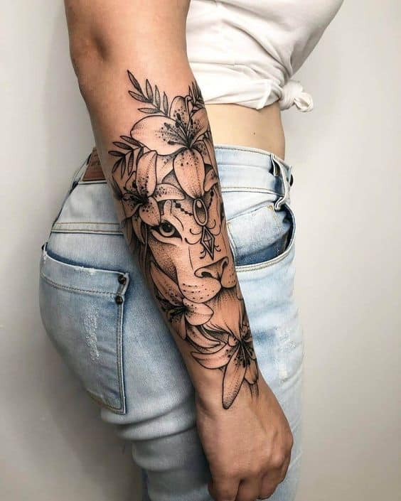 Tatuaje de león en manga para mujer