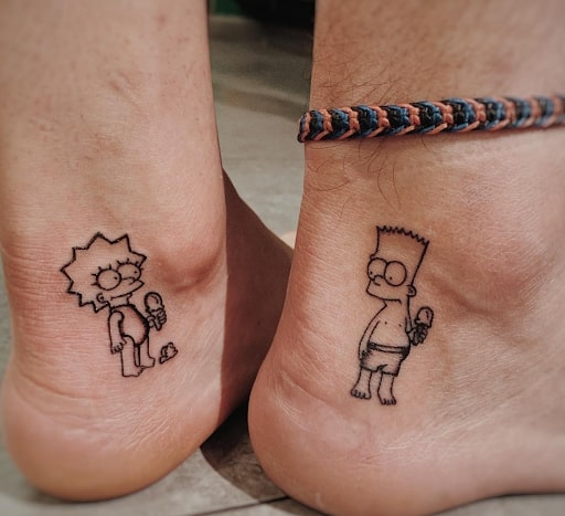 Lisa y Bart en el tatuaje de la playa