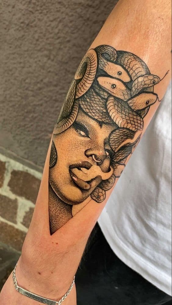 Tatuaggio unico sull'avambraccio Medusa non comune 