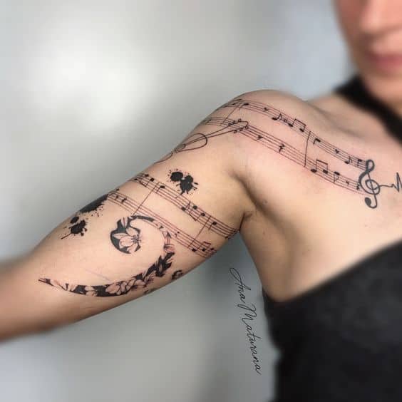 Tatuaggi femminili con note musicali