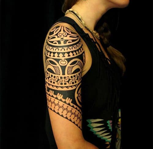 Tatuaggio polinesiano sulla parte superiore del braccio