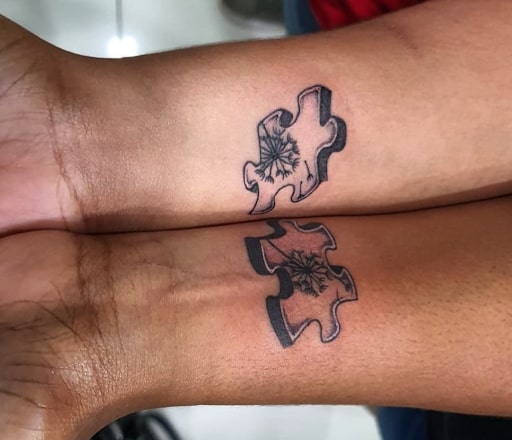 Tatuaje de piezas de puzzle.