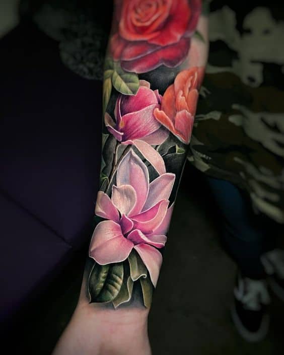 Idea di tatuaggio con manica di rose
