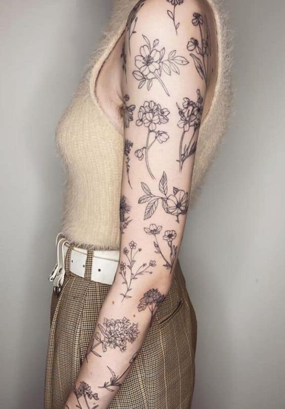 Tatuaggio a manica con fiori piccoli