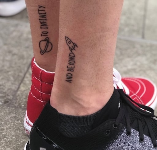 Tatuagem de citação até ao infinito e mais além.