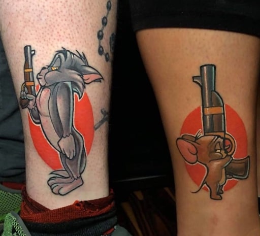 Tatuaje de Tom y Jerry con pistolas