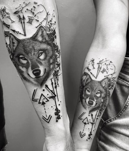 Tatuagem de dois lobos e o relógio