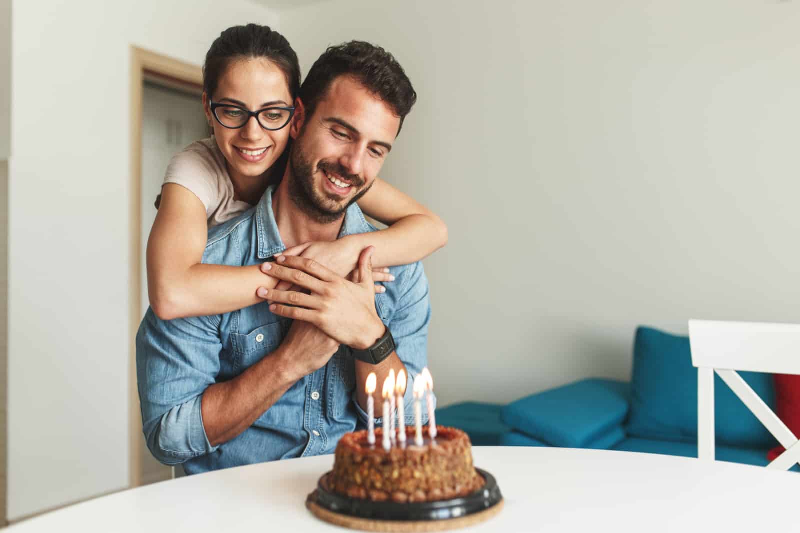 La moglie sorprende il marito con una torta di compleanno
