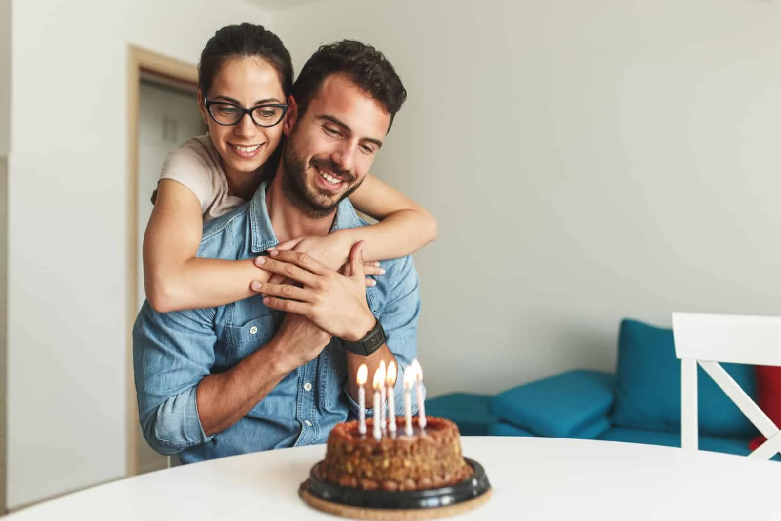 Esposa surpreende o marido com bolo de aniversário