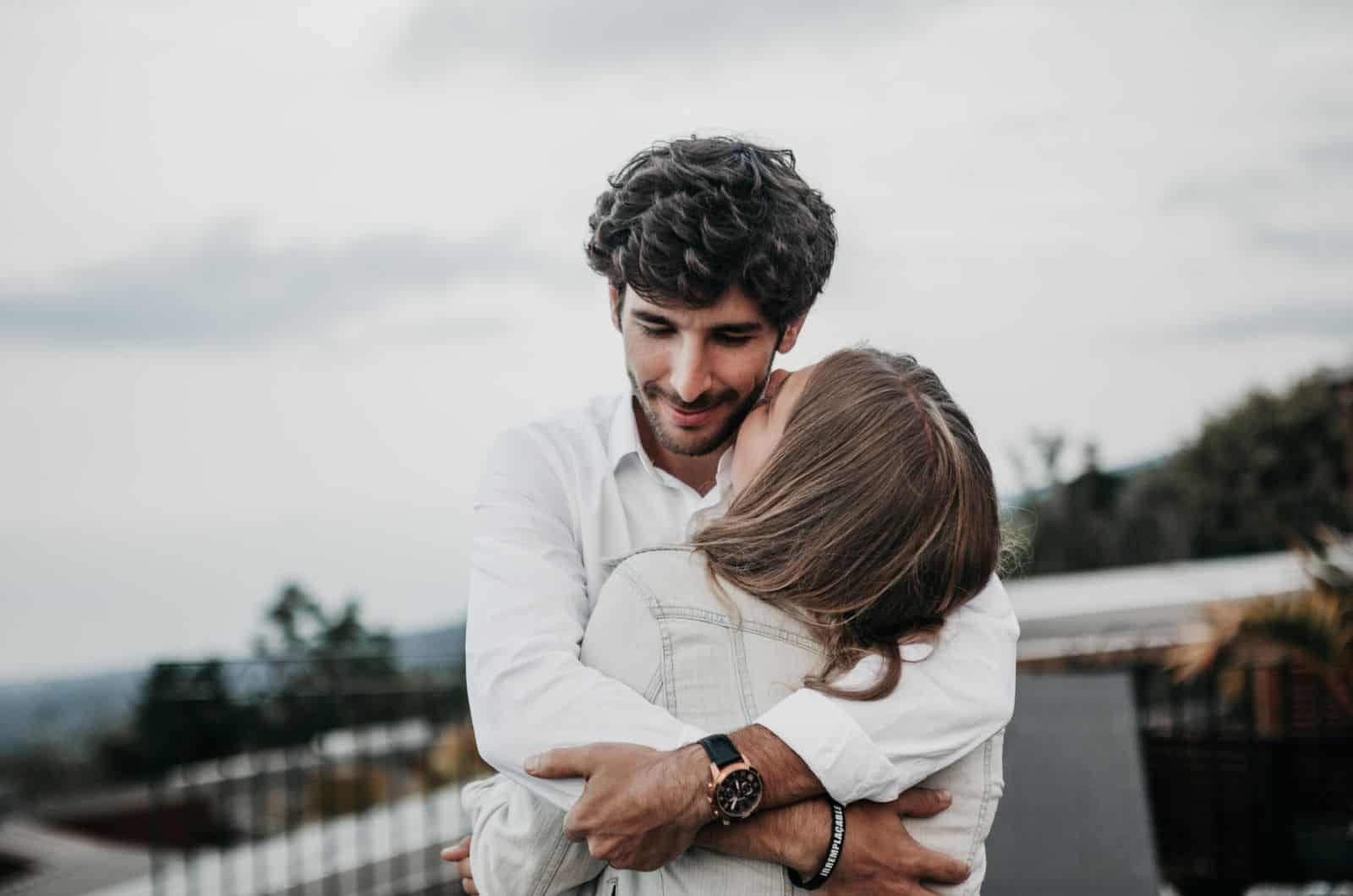 casal a abraçar-se