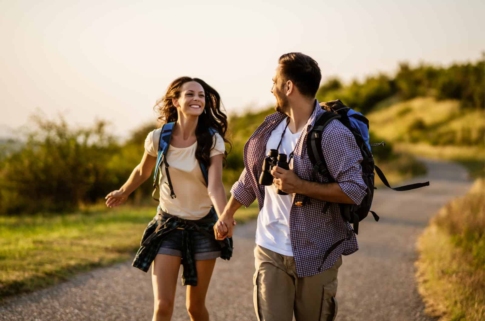 casal feliz a fazer caminhadas juntos