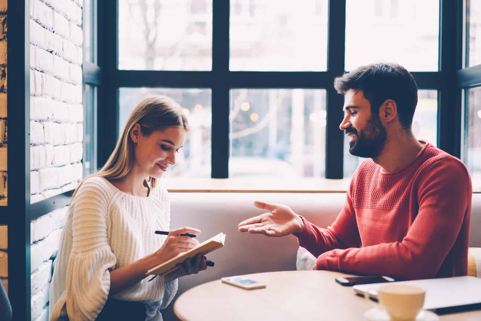 uomo e donna che parlano di matrimonio in un caffè