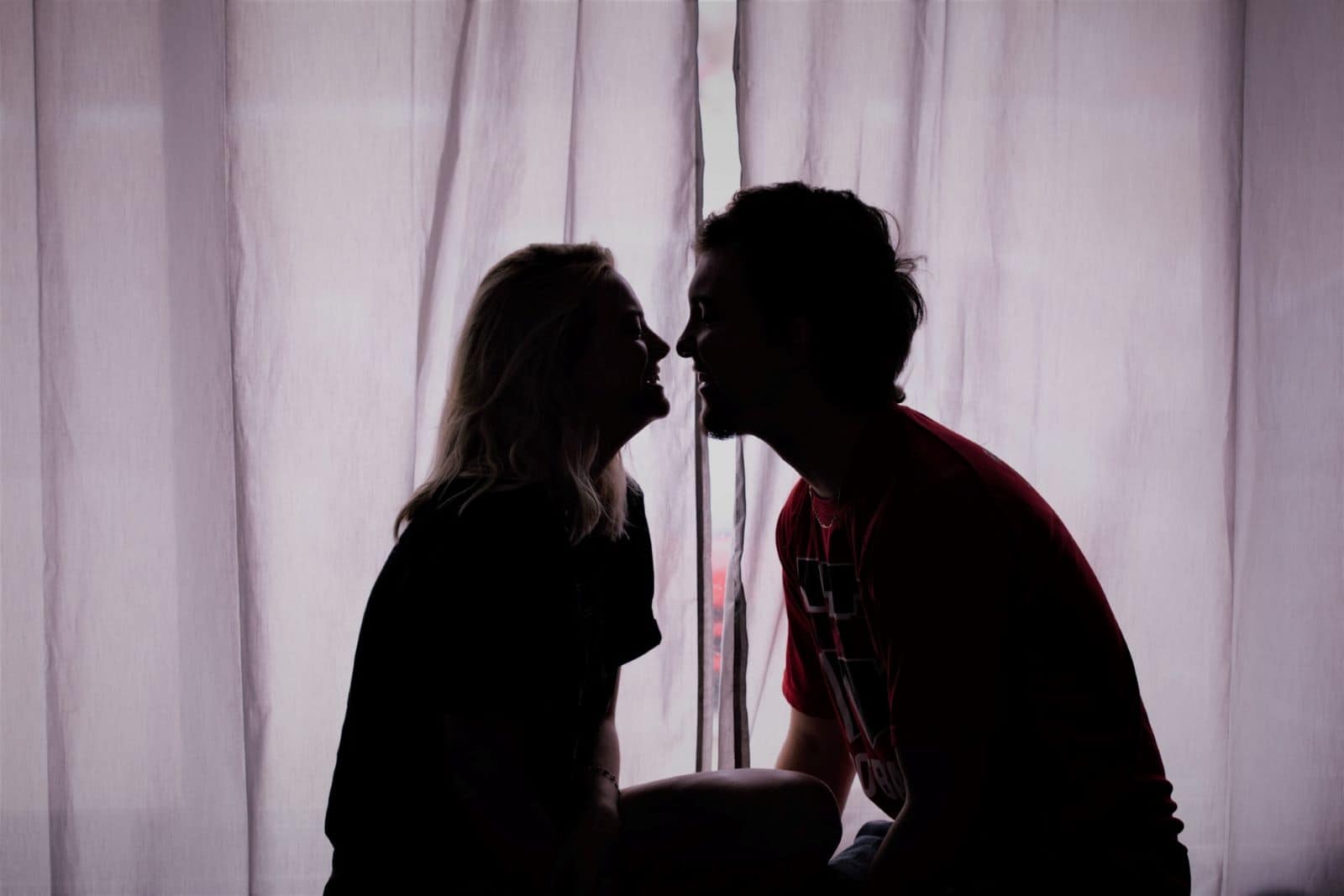 silhouette di una coppia che si bacia