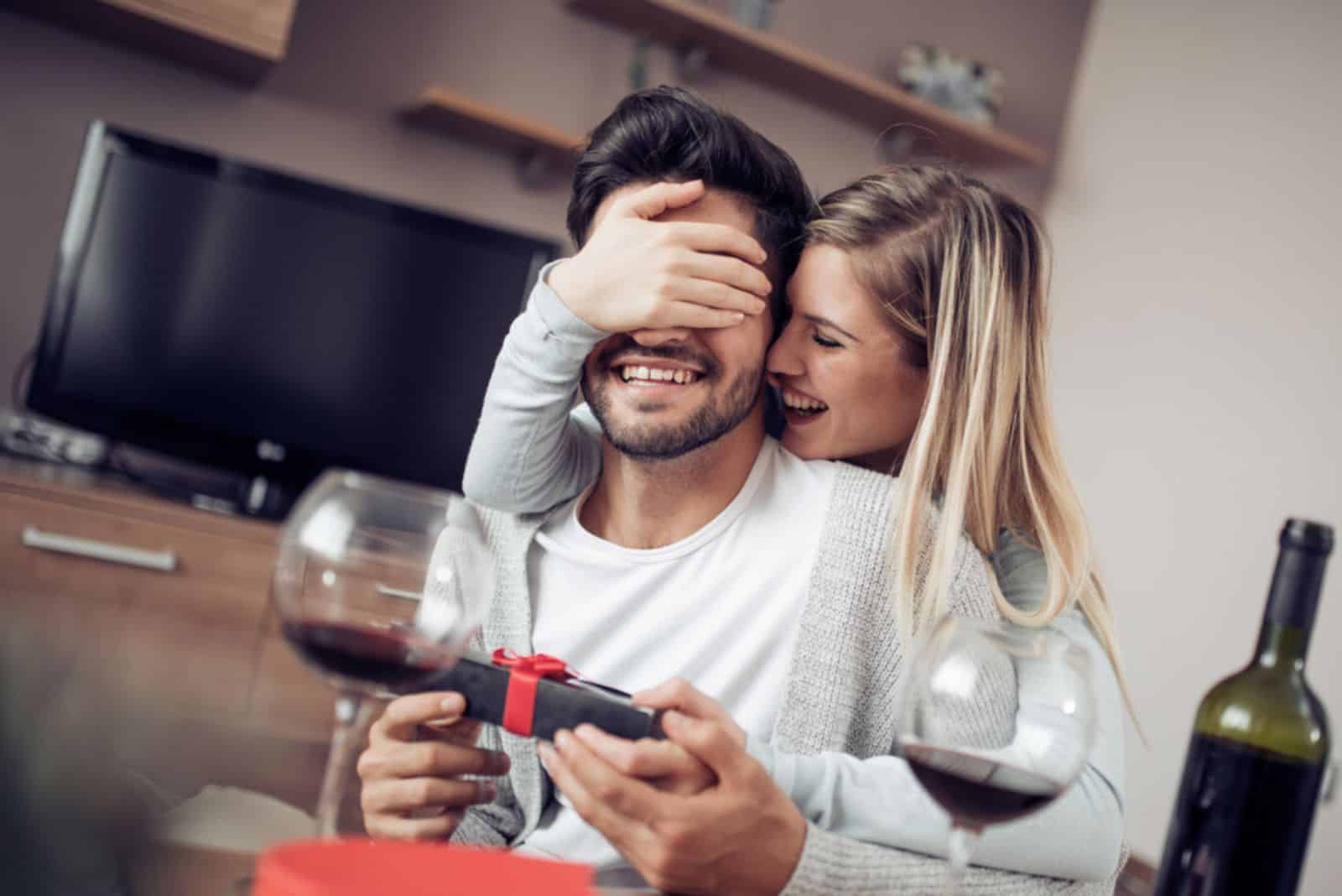 la chica sorprendió al hombre con un regalo