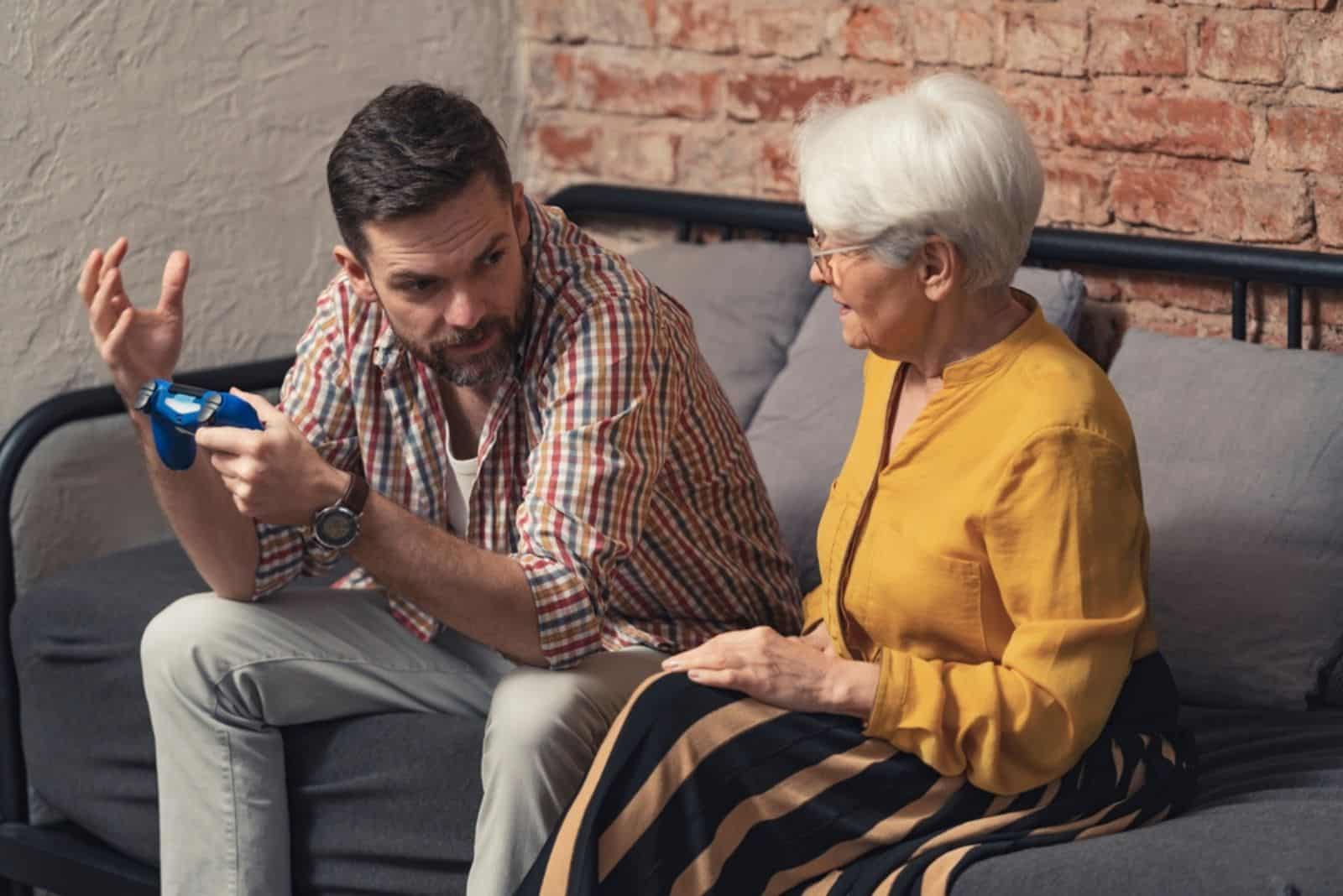 la mujer discute con su hijo