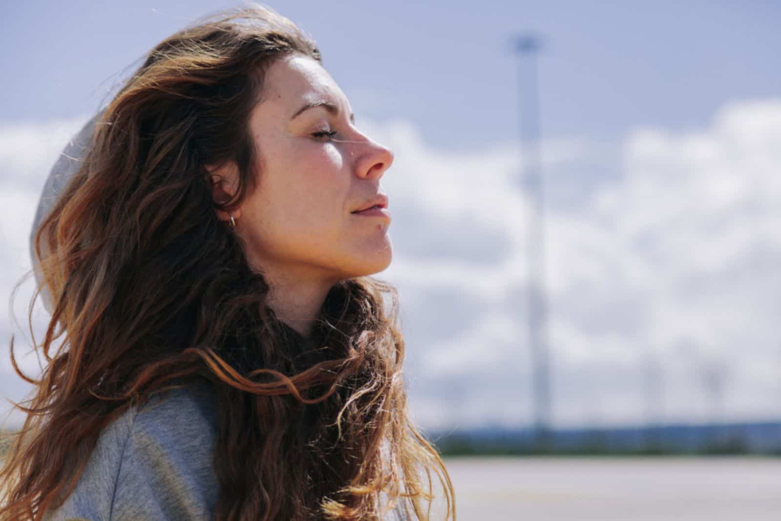 giovane donna che respira profondamente all'aperto