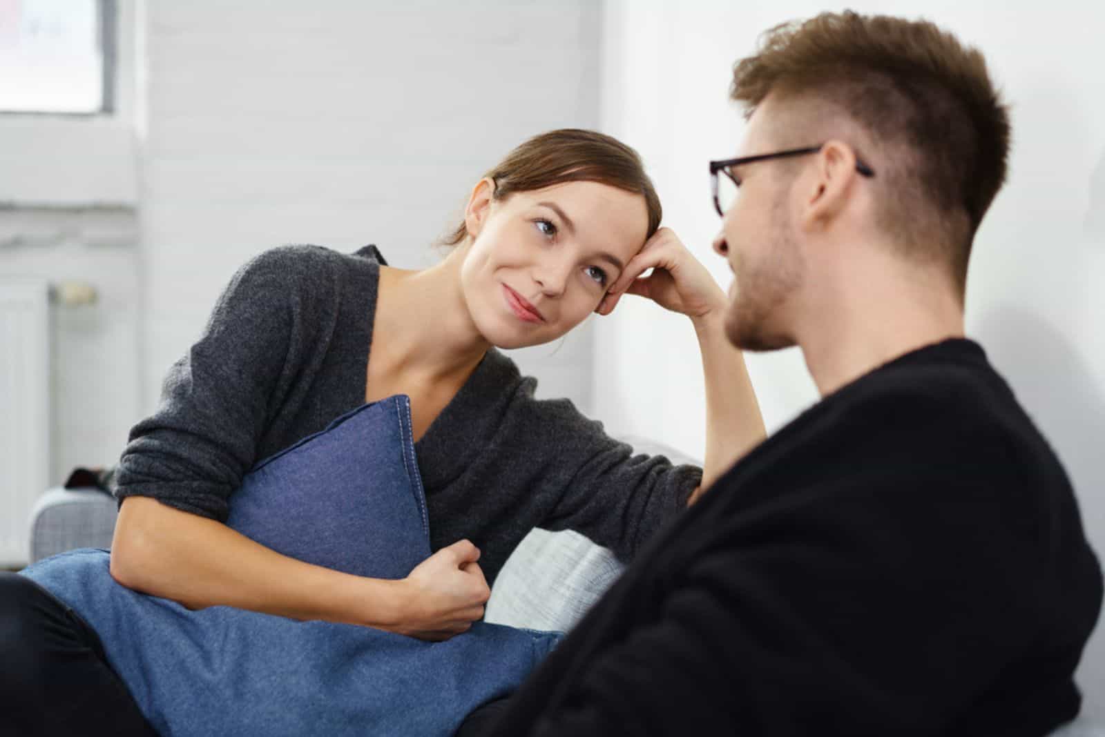 un hombre está sentado junto a una mujer y están hablando