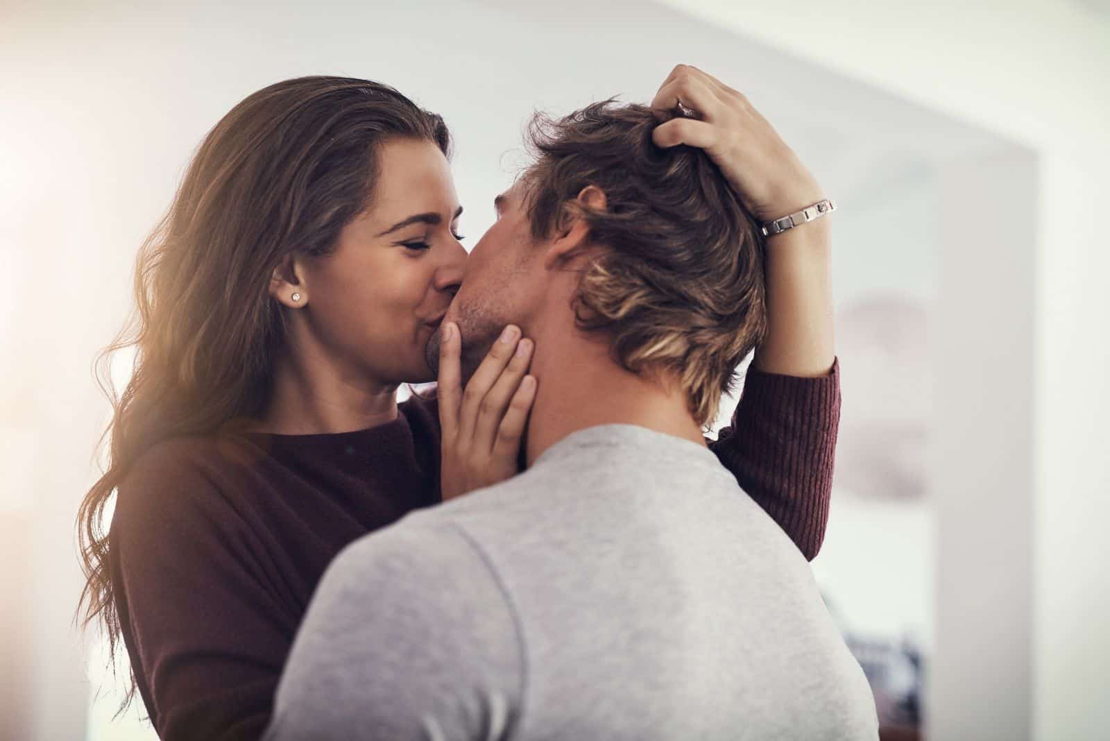 una pareja de enamorados se besa