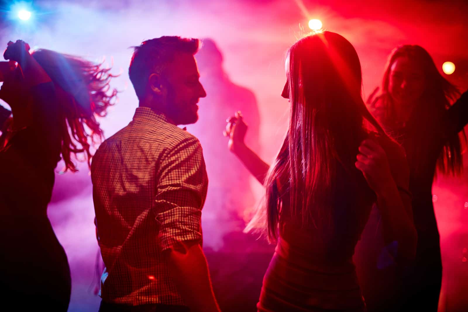 pareja bailando en un club