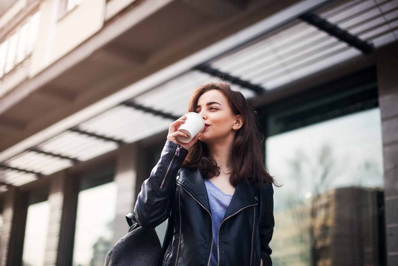mujer bebiendo café al aire libre