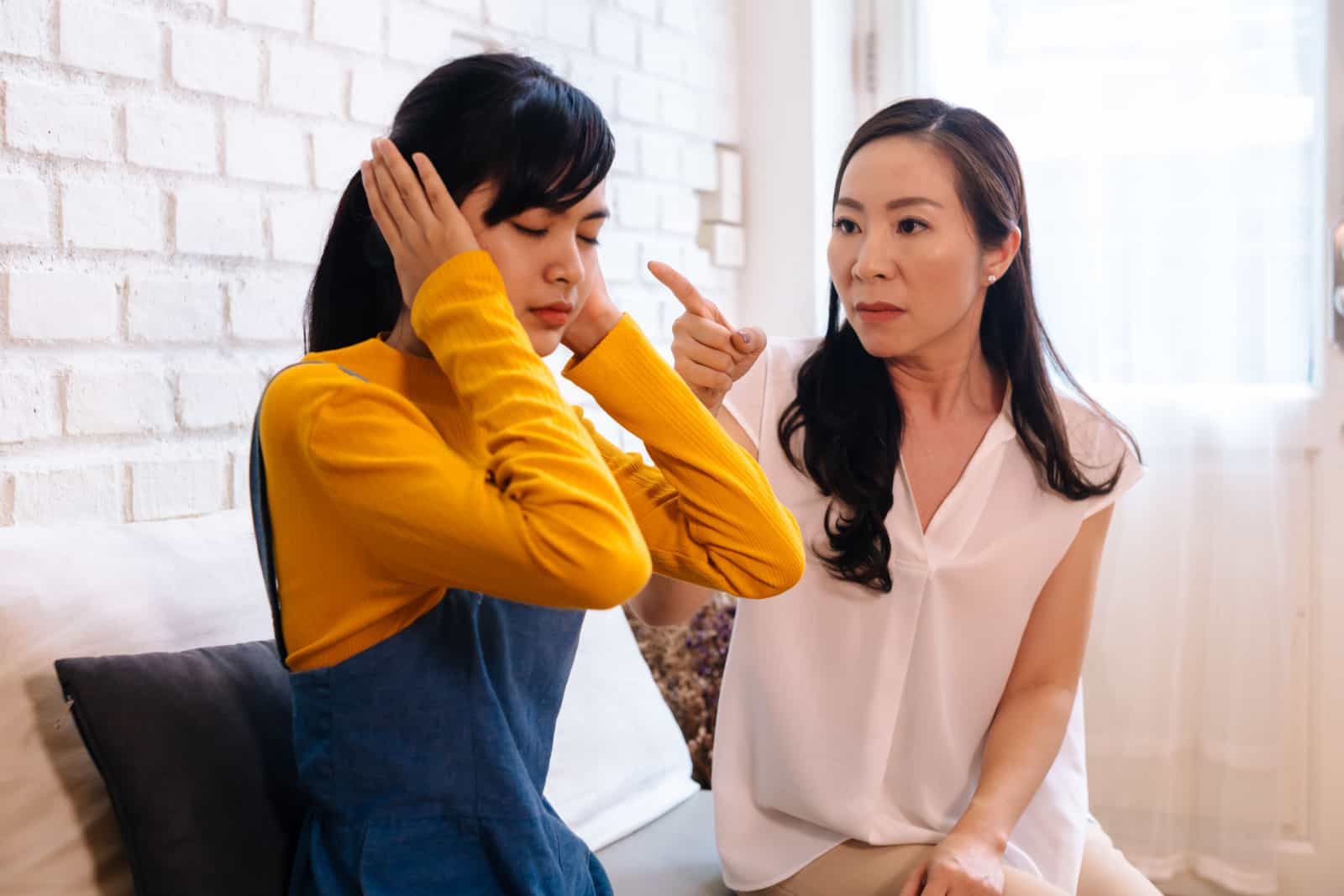 Discussione tra la figlia adolescente asiatica infastidita e la madre di mezz'età sconvolta.