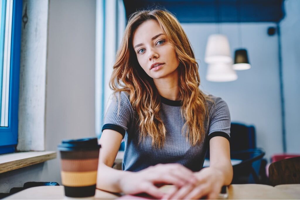mujer sentada en una cafetería