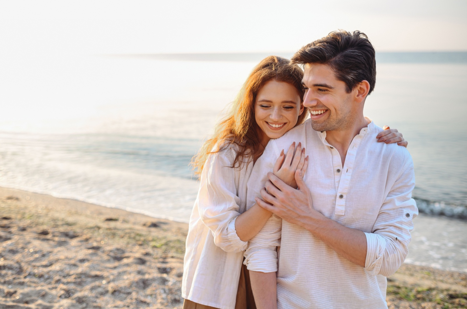 casal feliz na praia