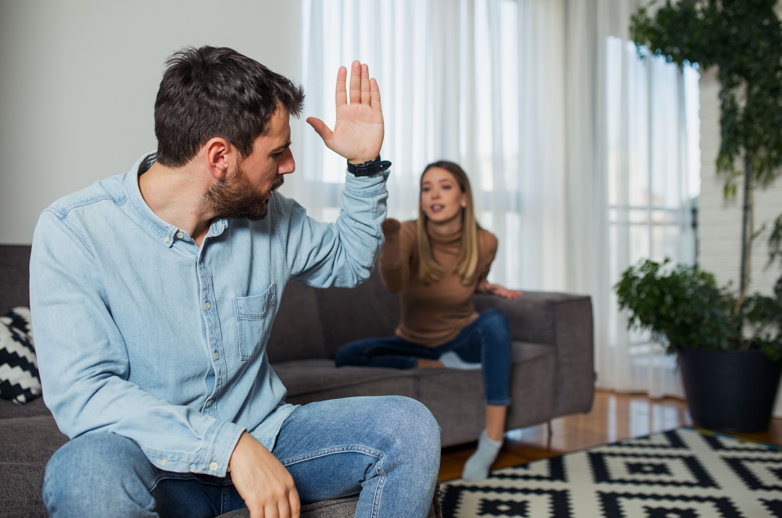 Pareja enfadada discutiendo en casa