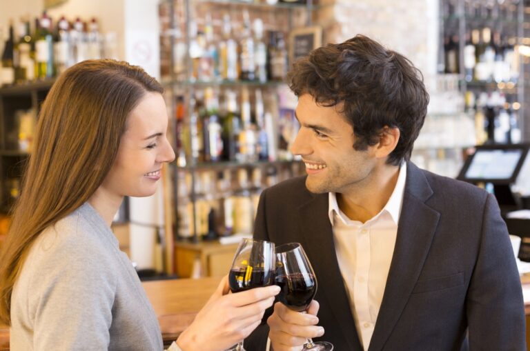 casal a namoriscar no bar