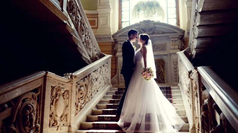 couple kissing