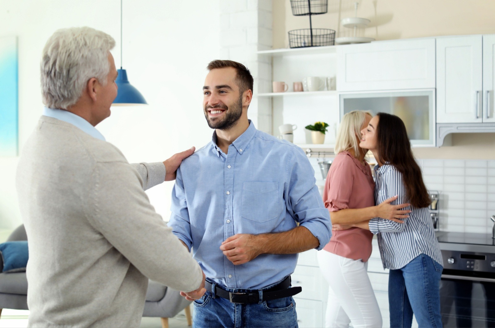 un hombre conociendo a la familia de su novia