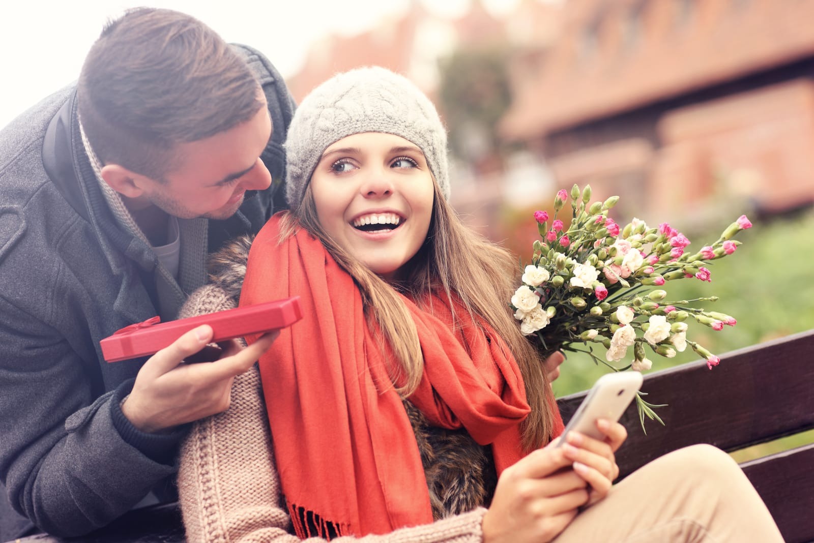 un uomo sorprende una donna con un regalo