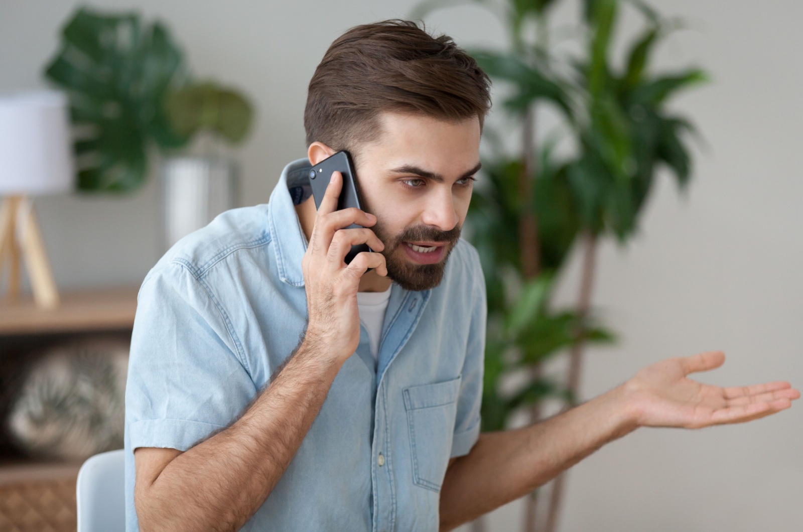 hombre enfadado hablando por teléfono