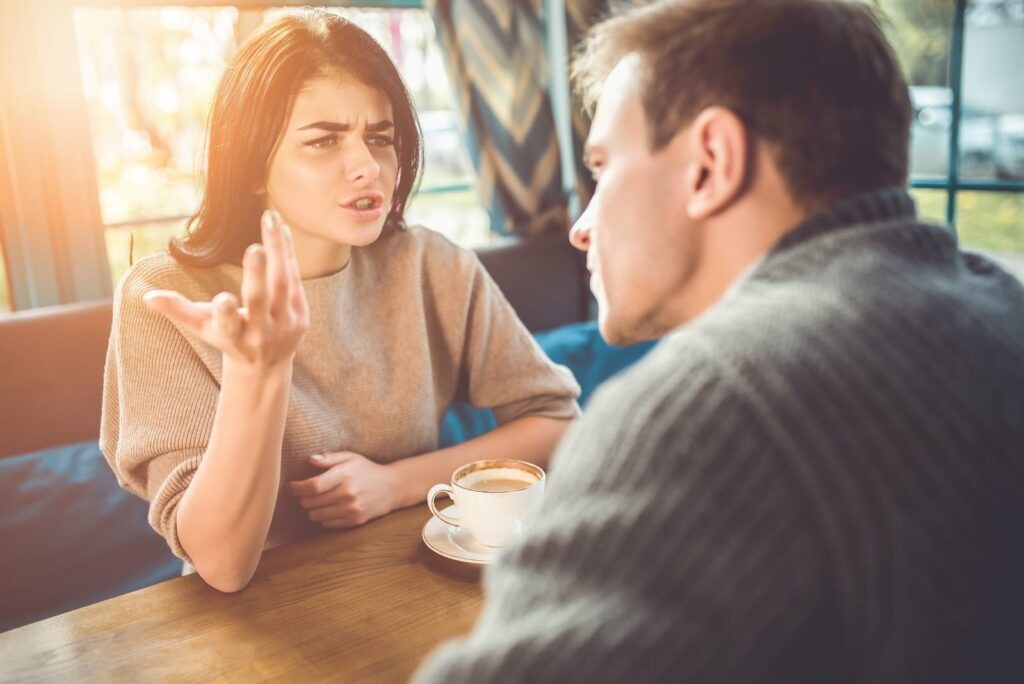 mujer enfadada discutiendo con un hombre