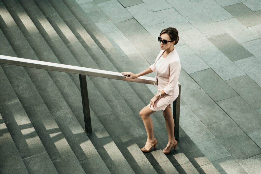 mujer atractiva en las escaleras