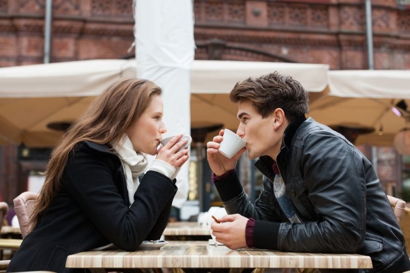 pareja tomando cafe en una cafeteria