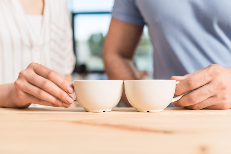 pareja tomando café