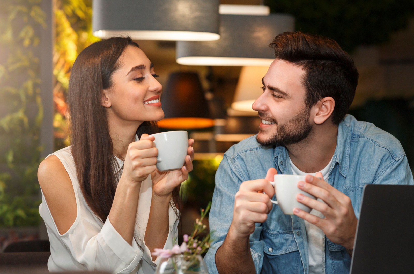 pareja mirándose