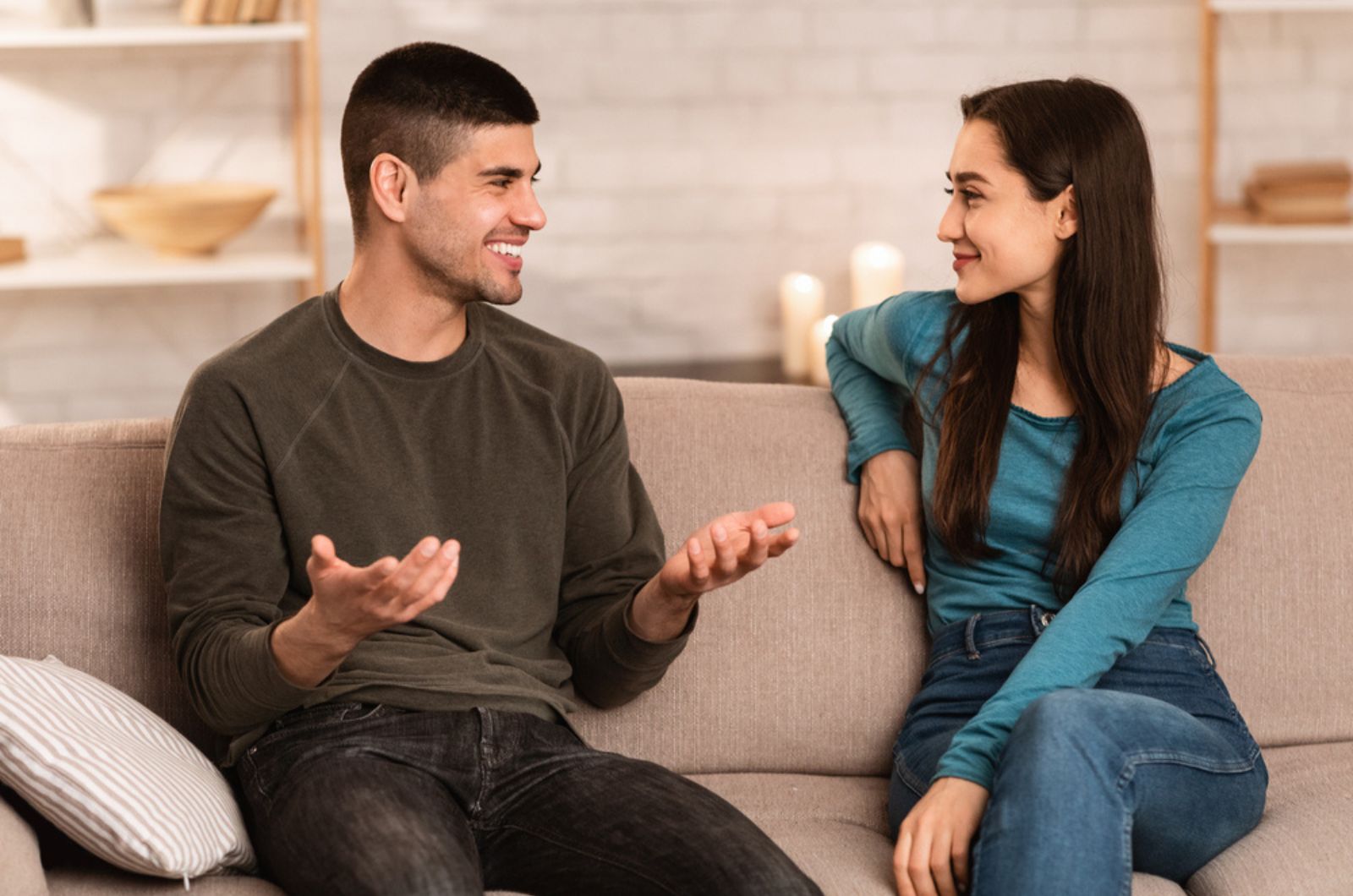 pareja hablando en casa