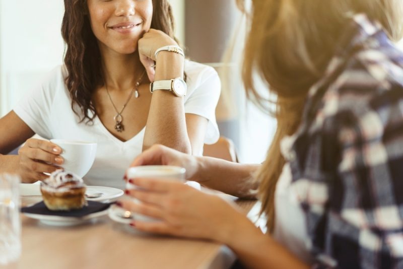 amigos a tomar café