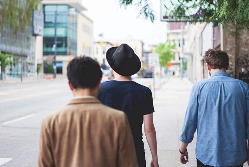 ragazzi che camminano all'aperto