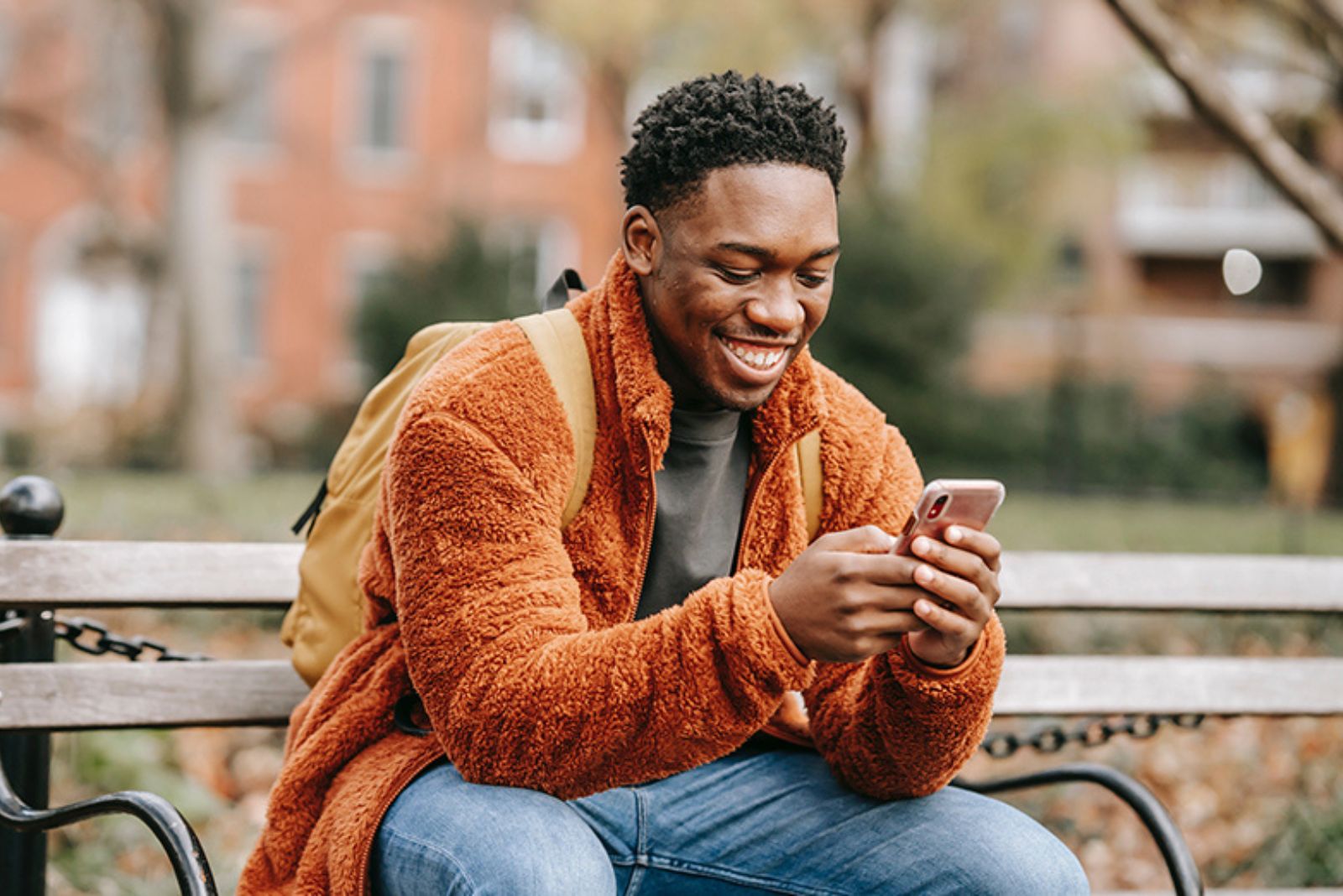 homem feliz a escrever no telemóvel